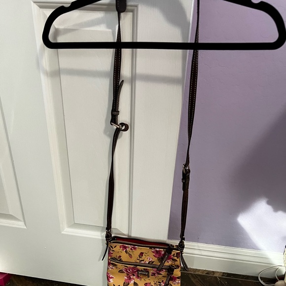 Dooney & Bourke Handbags - Gently used crossbody Dooney & Bourke purse